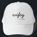 Casquette Script minimaliste moderne Wifey Mariée personnali<br><div class="desc">Créez un cadeau personnalisé pour la mariée mariée avec ce casquette femme personnalisé.</div>