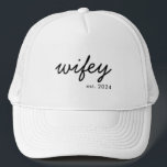 Casquette Script minimaliste moderne Wifey Mariée personnali<br><div class="desc">Créez un cadeau personnalisé pour la mariée mariée avec ce casquette femme personnalisé.</div>