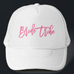 Casquette Script rose de la tribu des mariées<br><div class="desc">Dit "tribu des mariées" avec un script de brosse tendance en rose vif</div>