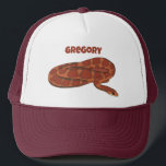 Casquette Serpent de maïs orange rouge réaliste personnalisé<br><div class="desc">Le casquette de ce camionneur présente une illustration réaliste d'un serpent de maïs enroulé en rouge foncé et orange. Il est prêt à être personnalisé avec un nom en lettres orange rougeâtre. Fait un grand cadeau pour les propriétaires de serpents d'animaux de compagnie.</div>