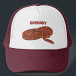 Casquette Serpent de maïs orange rouge réaliste personnalisé<br><div class="desc">Le casquette de ce camionneur présente une illustration réaliste d'un serpent de maïs enroulé en rouge foncé et orange. Il est prêt à être personnalisé avec un nom en lettres orange rougeâtre. Fait un grand cadeau pour les propriétaires de serpents d'animaux de compagnie.</div>