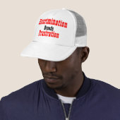 Casquette slogans contre la discrimination (En situation)