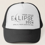 Casquette Solar Eclipse 2024 Lieu personnalisé Commémoratif<br><div class="desc">Capturez la magie céleste de l'éclipse solaire totale 2024 avec ce chapeau de camionneur personnalisé exclusif. Commémorant l'éclipse solaire du 8 avril, ce casquette devient un gardien intemporel de l'émerveillement cosmique. Customisez-le avec votre emplacement choisi, assurant un souvenir unique de l'endroit où vous avez assisté à l'éclipse. Doté d'un design...</div>