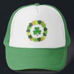 Casquette St. Patrick's Day Lucky Irish Green Shamrock<br><div class="desc">Le casquette présente une illustration originale d'une couronne de shamrock vert vif. Idéal pour le défilé et les autres fêtes de la Saint Patrick ! Cette illustration est également disponible sur d'autres produits. Ne vois-tu pas ce que tu cherches ? Vous avez besoin d'aide pour la personnalisation ? Contactez Rebecca...</div>