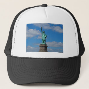 Casquette Statue of Liberty against a blue sky