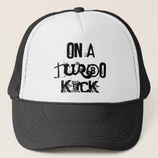 CASQUETTE SUR UN COUP-DE-PIED DE TURBO