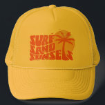 Casquette Surf Rétro Couchers de soleil Palm Tree Beach Vibe<br><div class="desc">Le t-shirt Retro Surf Sand Sunsets Palm Tree Beach Vibes est l'ajout parfait à votre garde-robe d'été. Que vous soyez en train de frapper les vagues ou juste de vous allonger sur le sable, ce tee-shirt vous a couvert. Préparons-nous pour un été rempli de surf, de sable et de couchers...</div>