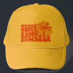 Casquette Surf Rétro Couchers de soleil Palm Tree Beach Vibe<br><div class="desc">Le t-shirt Retro Surf Sand Sunsets Palm Tree Beach Vibes est l'ajout parfait à votre garde-robe d'été. Que vous soyez en train de frapper les vagues ou juste de vous allonger sur le sable, ce tee-shirt vous a couvert. Préparons-nous pour un été rempli de surf, de sable et de couchers...</div>