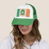 Casquette Tabby de gingembre avec bière verte (En situation)