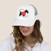 Casquette Térrier écossais en pull à carreaux rouges (En situation)