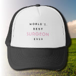 Casquette Texte amusant | Meilleur chirurgien au monde | Cad<br><div class="desc">Texte insensé | Blanc et rose | Meilleur chirurgien au monde | Cadeau pour un chirurgien. Porter cette chemise pourrait être une façon amusante de montrer de la fierté dans son métier ou de célébrer une réussite personnelle. Il pourrait aussi servir de point de départ à la conversation et de...</div>
