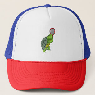 Casquette Tortue au Tennis avec raquette de tennis