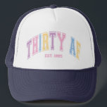 Casquette Trente AF Custom Funny Turning 30 Anniversaire<br><div class="desc">Célébrez le grand 30 en style avec ce drôle de chapeau de camionneur "Thirty AF" Avec une année de naissance personnalisée, ce design d'inspiration rétro fait le cadeau d'anniversaire parfait pour elle. La police de style collégial avec des lettres audacieuses et colorées ajoute une touche nostalgique, Comfy, tendance, et pleine...</div>