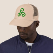 Casquette Triskele en spirale vert (En situation)