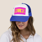 Casquette type DANCE rose et jaune chaud | (En situation)