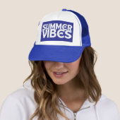 CASQUETTE TYPO BLANCHE VIBES D'ÉTÉ (En situation)