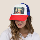 Casquette Typographie parisienne : affiche Eiffel abstraite. (En situation)