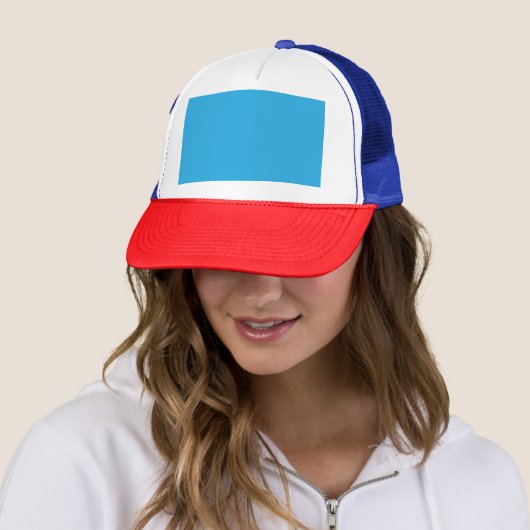 Casquette un arrière - plan bleu avec un chat noir et blanc (En situation)