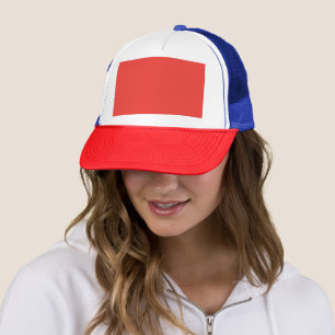 Casquette un arrière - plan rouge avec une bordure blanche
