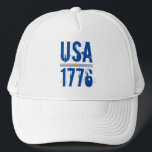 CASQUETTE USA 1776<br><div class="desc">USA et 1776 dans une police unique est imprimé sur ce chapeau de camionneur unisexe surligné de rayures rouges et bleues et d'une étoile d'or. CORRESPONDRE des articles dans notre magasin.</div>