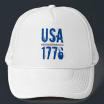 CASQUETTE USA 1776<br><div class="desc">USA et 1776 dans une police unique est imprimé sur ce chapeau de camionneur unisexe surligné de rayures rouges et bleues et d'une étoile d'or. CORRESPONDRE des articles dans notre magasin.</div>
