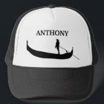 Casquette Venice Gondola Silhouette Noir et Blanc<br><div class="desc">Créez un cadeau personnalisé dans un style vénitien. Ce casquette de baseball ou casquette de camionneurs présente une silhouette illustrant un gondolier et une gondole en noir de Venise,  Italie et est prêt à être personnalisé avec un nom ci-dessus en lettres noires assorties</div>