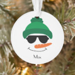 Casquette vert et lunettes de soleil Snowman Face<br><div class="desc">Ajoutez une touche de joie à votre sapin de Noël avec notre adorable Casquette vert et lunettes de soleil Snowman Face à l'ornement de Noël. Ce ornement personnalisable vous permet d'ajouter un nom, en faisant un souvenir parfait ou un cadeau pour les proches. Le design charmant de snowman, avec un...</div>