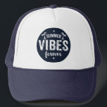 Casquette Vibes d'été pour toujours blanc et bleu marine<br><div class="desc">Design de texte moderne blanc cool-Summer Vibes pour toujours avec des palmiers illustration sur cercle bleu nuit. D'autres couleurs peuvent être demandées par e-mail.</div>