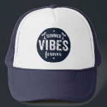 Casquette Vibes d'été pour toujours blanc et bleu marine<br><div class="desc">Design de texte moderne blanc cool-Summer Vibes pour toujours avec des palmiers illustration sur cercle bleu nuit. D'autres couleurs peuvent être demandées par e-mail.</div>