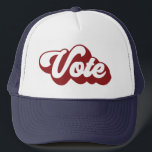 Casquette Vote rétro | Rouge<br><div class="desc">Sortez et votez cette année électorale ! Ce casquette présente le texte Vote dans une police rouge rétro ! Aussi disponible en bleu !</div>