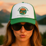 Casquette Voyage au lac Bachelorette Camp personnalisé Vert<br><div class="desc">Célébrez vos aventures estivales avec ce casquette de camionneur de camping personnalisable, conçue pour les voyages au lac, les week-ends de camping, les enterrements de vie de jeune fille et les réunions de famille. Avec un graphique de camping rétro audacieux représentant une tente, un feu de camp et un paysage...</div>