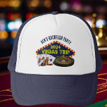 Casquette Voyage de l'enterrement de vie de garçon personnal<br><div class="desc">Personnalisez vos propres chapeaux de voyage de l'enterrement de vie de garçon pour un séjour à Las Vegas. Un chapeau cool avec des éléments essentiels de casino tels qu'un jeu de cartes, des jetons de poker et une roulette avec 'Voyage à Vegas' en écriture jaune. Cadeaux amusants pour les joueurs...</div>