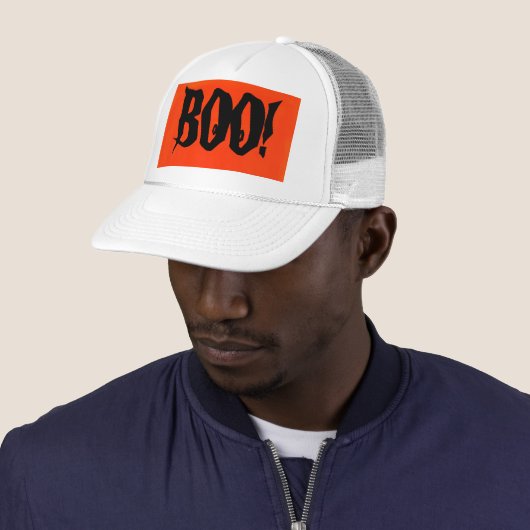 Casquette White Boo ! Trucker Hat en orange et noir design. (En situation)