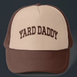Casquette Yard Daddy Funny Lawn Mowing Papa Jardinage Papa<br><div class="desc">Réclamez votre titre avec ce chapeau de camionneur "Yard Daddy" audacieux — parfait pour les papas qui dirigent la pelouse avec style, rayures, et tondeuse grave. La chemise ultime pour légendes de jardin ! Un cadeau amusant pour les Fêtes des pères, les anniversaires ou les guerriers du week-end qui prennent...</div>