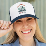 Casquette Yellowstone National Park Cute Landscape<br><div class="desc">Lindo diseño con paisaje montañoso y un venado en la parte frontal todo esto en Honor al Hermoso Parque nacional de "Yellowstone". El Parque Nacional de Yellowstone es un área de recreación en la naturaleza que tiene alrededor de 9, 065 km² sobre un área volcánica. El parque se ubica en...</div>