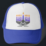 Casquettes de Menorah en métal<br><div class="desc">Art de Digitals Chanukah - menorah martelé en métal avec les bougies pourpres modelées, tout le burning.</div>