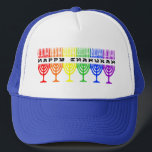 Casquettes heureux de Chanukah d'arc-en-ciel<br><div class="desc">Chanukah heureux dans une ligne de chanukiot d'arc-en-ciel (menorahs). Une conception juive de vacances pour Chanukah.</div>