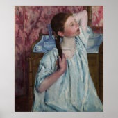 Cassatt - meisje dat haar haar haar haar schikt poster (Voorkant)