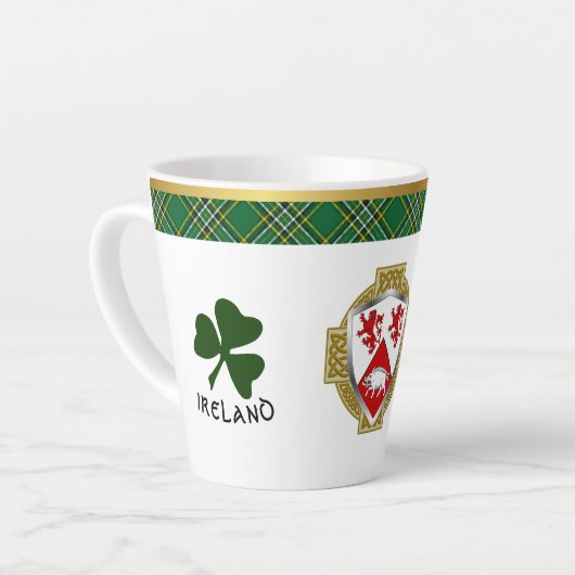 Cassidy Irish Shield & Tartan gepersonaliseerd Latte Mok (Linkerhoek)