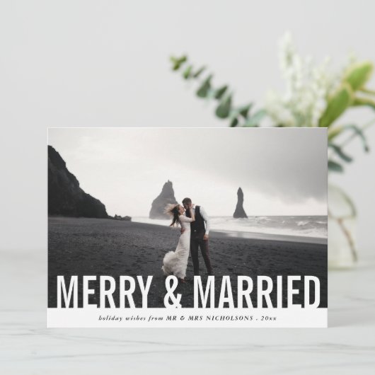 Casual Merry & Married | Modern Holiday Foto Feestdagenkaart (Staand voorkant)