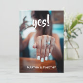 Casual script Ja! Foto Verloving Aankondiging (Staand voorkant)