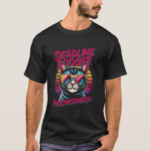 Cat die deadlines ontwijkt Retro 80s Ontwerper Des T-shirt
