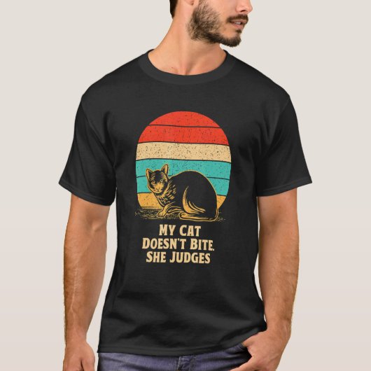 Cat Doesn't Bite She Judges Cat Mom Sarcastic Cat  T-shirt (Voorkant)