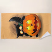 Cat Fun Halloween Character biting a Pumpkin  Strandlaken (Voorkant)