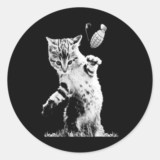 Cat Throwing Grenade Funny Kitty Cat Grenade Scene Ronde Sticker (Voorkant)