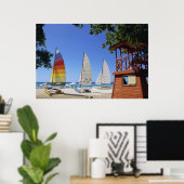 Catamaranen en reddingsboten op strand poster (Thuiskantoor)