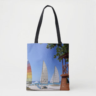 Catamaranen en reddingsboten op strand tote bag