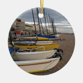 Catamaranen op het strand keramisch ornament