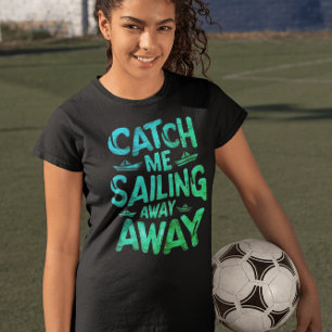 Catch Me Sailing Away op een zonnige dag bij Zee T-shirt
