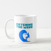 Catching the Wave - Surfing Coffee Mug (Gauche)